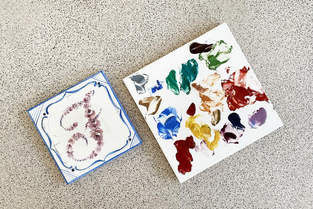 Pittura con colori ecologici su piastrella di ceramica a Como | Glocal ...