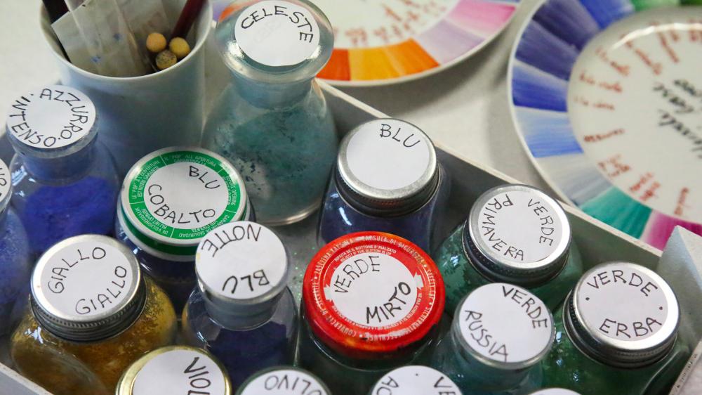 Pittura con colori ecologici su piastrella di ceramica a Como