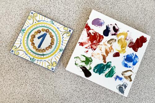 Corso a Com o per imparare a colorare su una piastrella di ceramica con colori ecologici