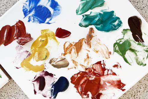 Una piastrella di ceramica con prove di colore