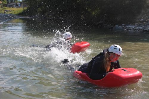 Due ragazzi si divertono in hydrospeed sul fiume Adda in Valtellina