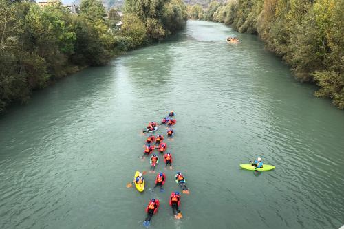 Gruppo di persone che scendono lungo il fiume Adda in hydrospeed