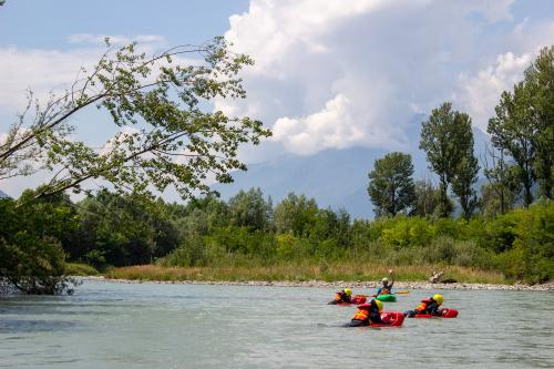 In Valtellina sul fiume Adda dei ragazzi provano hydrospeed guidati da istruttore
