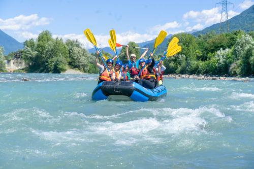 Avventurosa e adrenalinica discesa di rafting sul fiume Adda in Valtellina