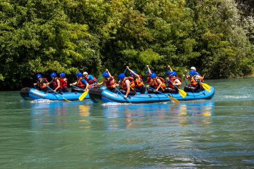 Due gruppi si sfidano in una discesa di rafting in Valtellina