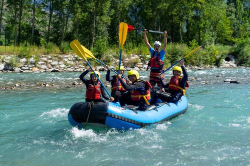 Discesa di rafting tra le rapide del fiume Adda in Valtellina