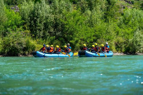 Due gruppi intenti a fare una discesa di rafting sul fiume Adda