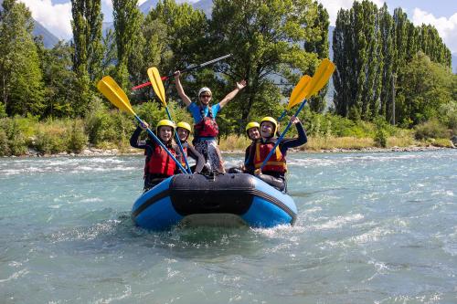 Sul fiume Adda in Valtellina giovani fanno una esperienza adrenalinica di rafting
