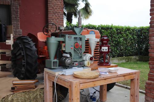 Riseria in miniatura usata per mostrare il processo di trasformazione del riso grezzo in riso bianco