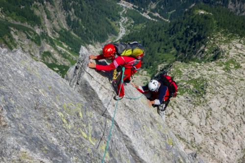 Ragazzi durante il corso di arrampicata base in Valtellina