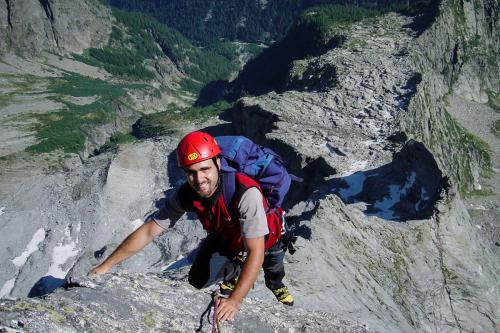 Ragazzo durante il corso base di arrampicata in Valtellina con guida alpina