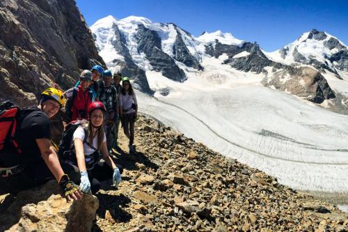 Gruppo di ragazzi durante corso vie ferrate in Valmalenco con guida alpina