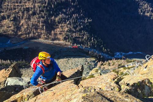 Ragazza che fa corso base di vie ferrate in Valmalenco con guida alpina
