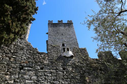 La torre del Castello di Vezio in Lombardia visitabile durante la visita guidata a pagamento