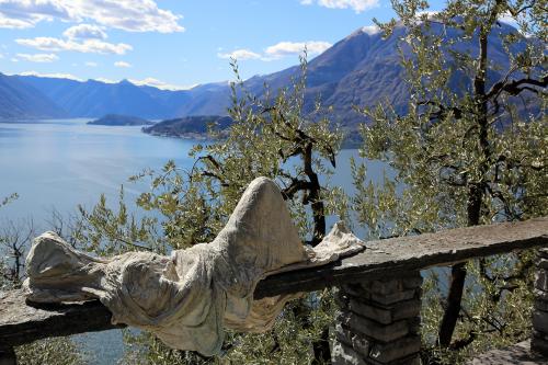 Sosta al Castello di Vezio durante escursione con guida ambientale escursionistica sulle colline di Varenna sul Lago di Como in Lombardia