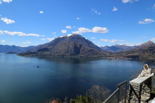Vista sul Lago di Como dal Castello di Vezio a Varenna