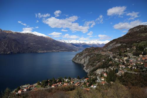 Vista sul Lago di Como durante escursione con guida ambientale escursionistica sul Monte di Varenna