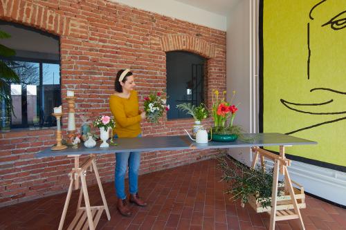 Flower Farmer al lavoro per insegnare come creare una composizione floreale con fiori e verdi