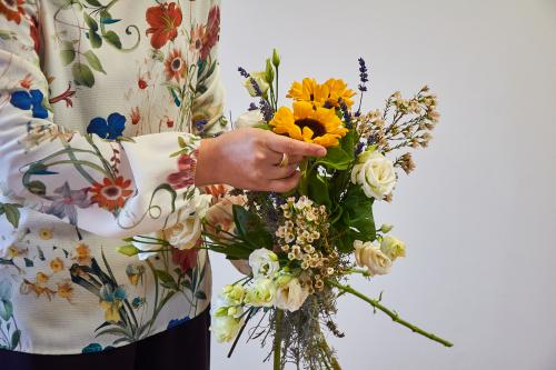 Bellissima composizione floreale creata con fiori di stagione