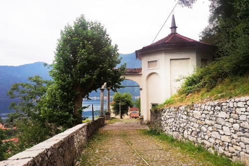 Una delle Cappelle lungo il percorso del Sacromonte di Ossuccio nel trekking fino al Santuario della Madonna del Soccorso sul Lago di Como