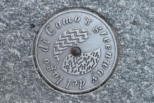 Una delle piastrine che segnalano il percorso lungo la Greenway sul Lago di Como 