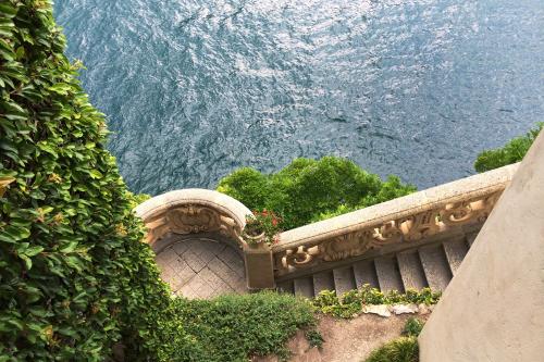 Particolare di una scala che scende verso il lago di Villa del Balbianello