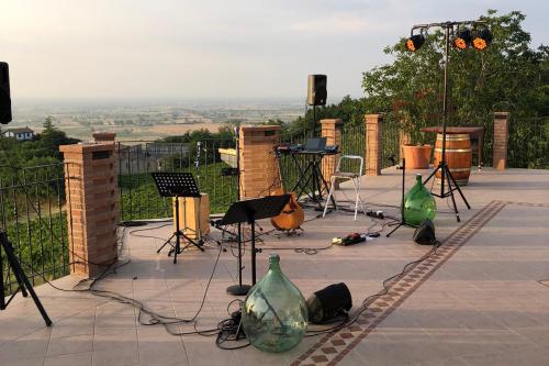 Serata musicale su terrazza panoramica di cantina biologica in Oltrepo Pavese