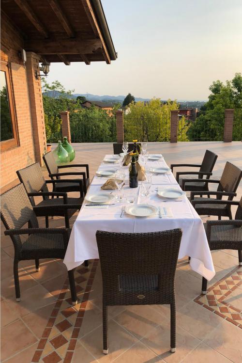 Terrazza in Oltrepò Pavese per degustare ottimi vini biologici e prodotti territoriali