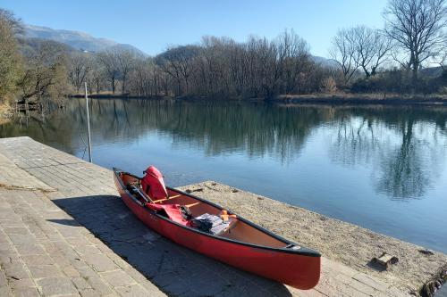 Canoa canadese rossa pronta per una escursione sul fiume Adda nella Palude del Brivio in Lombardia