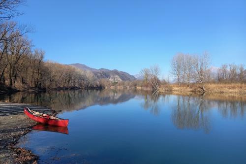 Una canoa rossa canadese sul argine del fiume Adda nella Palude di Brivio in Lombardia