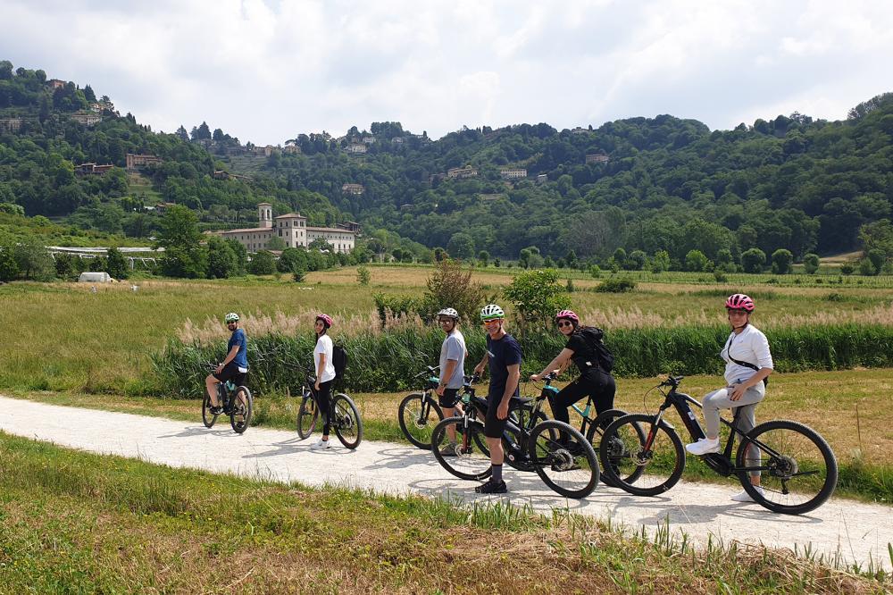 Tour panoramico in e-bike alla scoperta di Bergamo e dei suoi ...