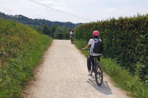 Due ragazze fanno una escursione in ebike con guida nei dintorni di Bergamo