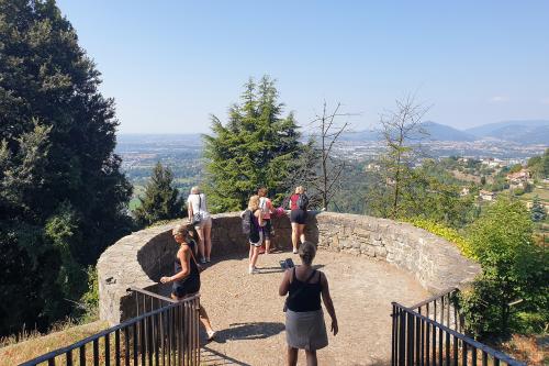 Persone che osservano il paesaggio da alto una torre del Castello di San Vigilio vicino Bergamo