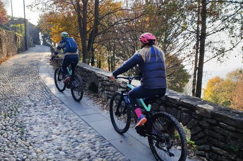 Tour in ebike in autunno alla scoperta di uno dei borghi antichi nei dintorni di Bergamo