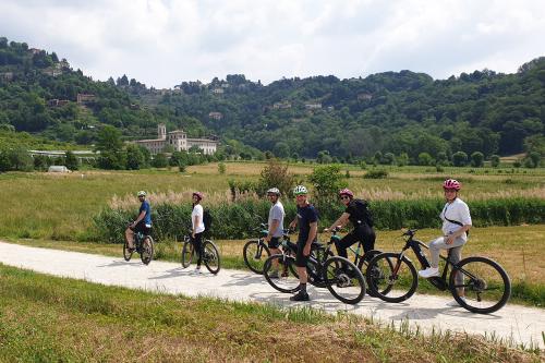 Un gruppo di persone in posa durante un tour in ebike con guida nella campagna bergamasca
