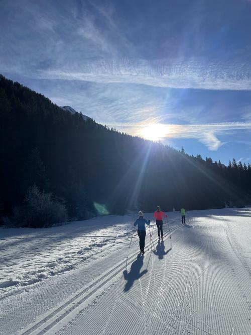 Persone che fanno sci di fondo sulla pista della piana del Gaver non lontano da Brescia