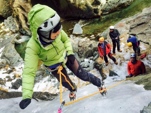 Gruppo di ragazzi che sta facendo un corso di arrampicata sul ghiaccio