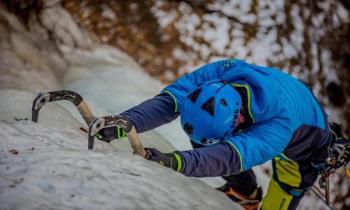 Un ragazzo sta facendo un corso di ice climbing in Valmalenco