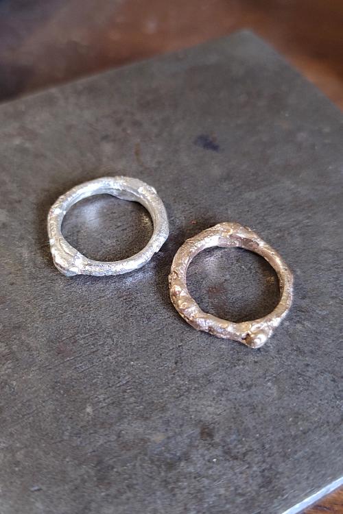 Due anelli uno in bronzo e uno in argento ottenuti con la fusione in sabbia durante un workshop orafo a Milano in Lombardia