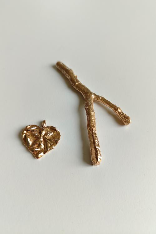 Due gioielli in bronzo realizzati durante un laboratorio orafo a Milano in Lombardia