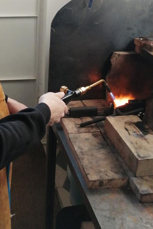 Fusione del rame per la creazione di un gioiello