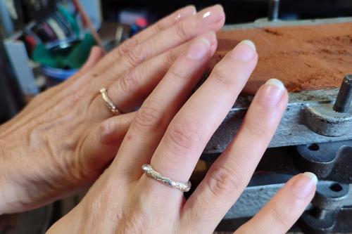 Le mani di una madre e una figlia che indossano un anello realizzato durante un laboratorio orafo a Milano in Lombardia