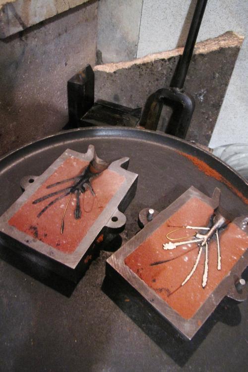 Stampi orafi dopo la colata di bronzo fuso