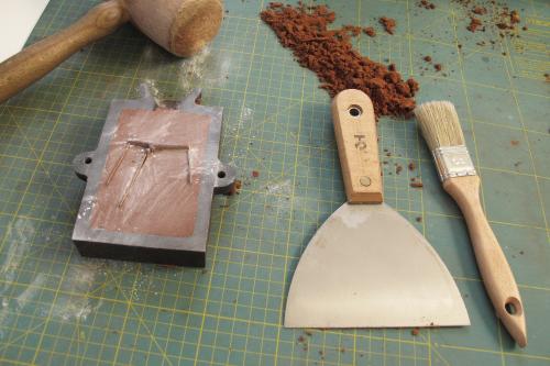 Tavolo da lavoro in un laboratorio orafo durante un corso per creare un gioiello ispirato alla botanica