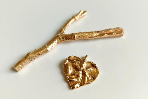 Un ciondolo e un rametto in bronzo realizzati durante un workshop orafo a Milano in Lombardia