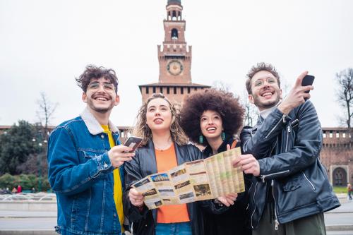 Un gruppo di amici stanno partecipando ad una escape game nel centro storico di Milano, in Italia