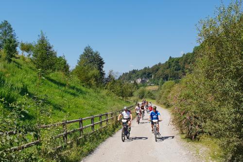 Un gruppo di persone in sella a delle ebike fa un tour con guida in Val Seriana in Lombardia