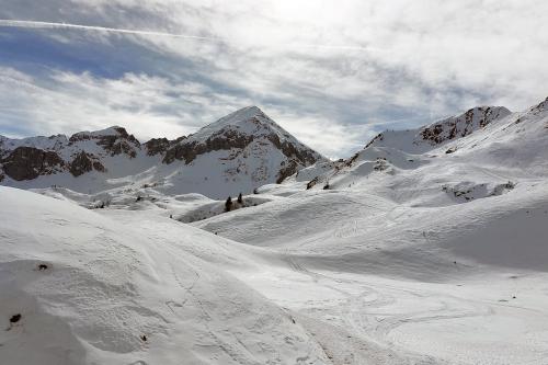 Montagne innevate della conca di San Simone vicino Bergamo in Lombardia