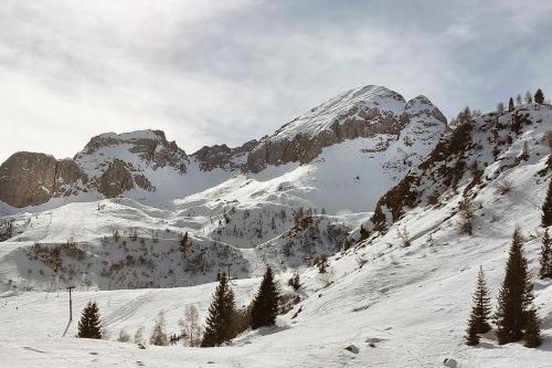 Montagne innevate di San Simone in Lombardia in Italia