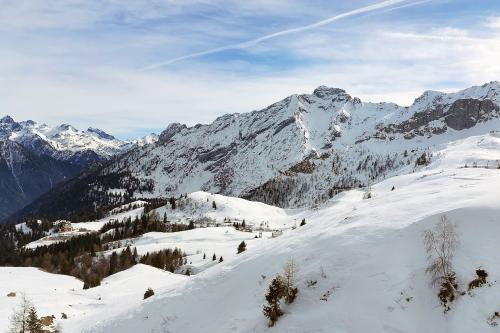 Vista panoramica sulle montagne innevate della Val Brembana in Lombardia